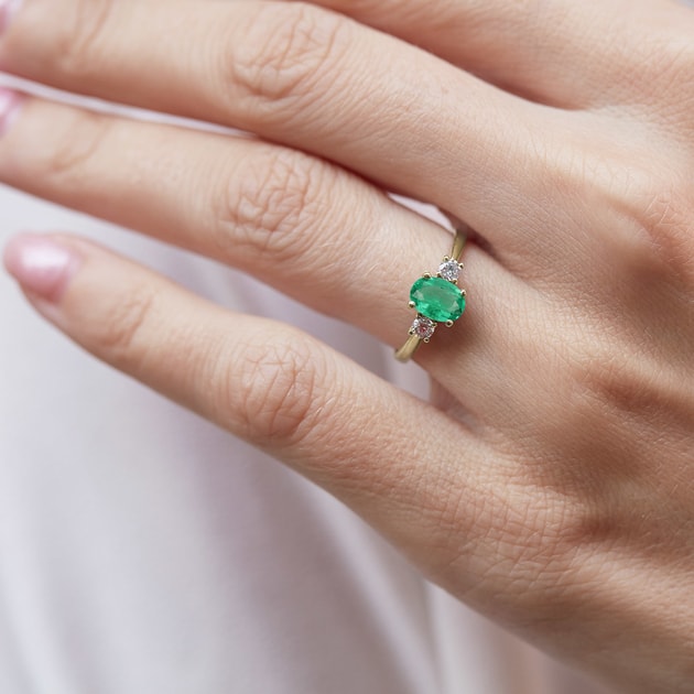 Gold ring with an emerald and diamonds | KLENOTA